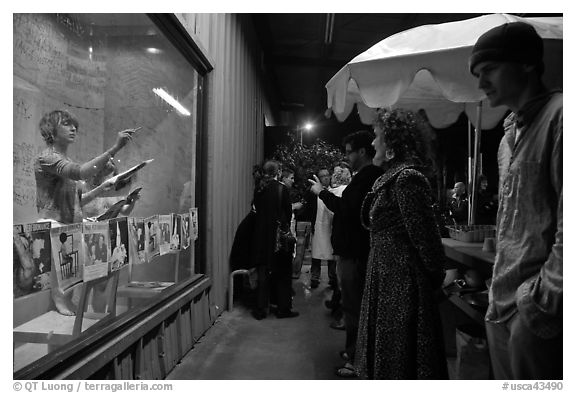 People watch performance artists in window, Bergamot Station. Santa Monica, Los Angeles, California, USA (black and white)