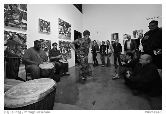 Live music and dance performance in art gallery, Bergamot Station. Santa Monica, Los Angeles, California, USA (black and white)