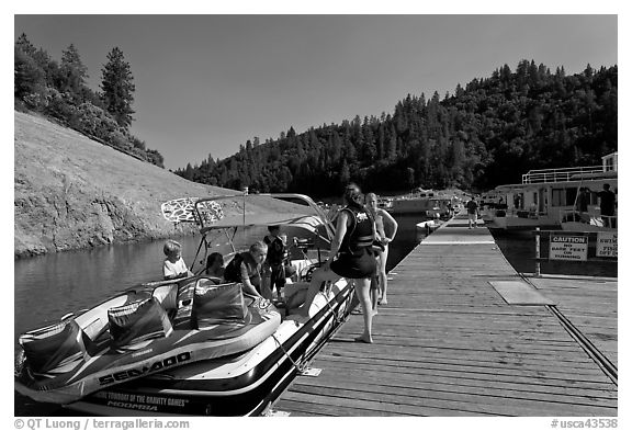 Deck with family preparing a boat, Shasta Lake. California, USA (black and white)