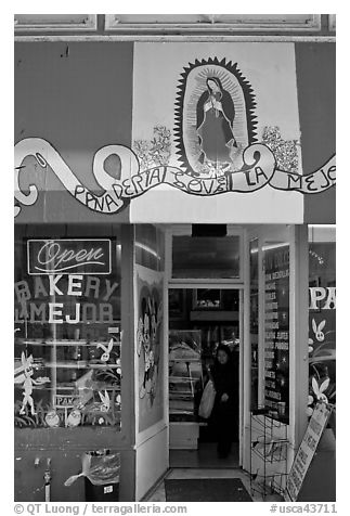 Bakery with colors of the Mexican flag, Mission District. San Francisco, California, USA (black and white)