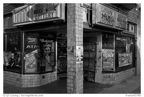 Corner grocery and liquor store, Mission District. San Francisco, California, USA (black and white)