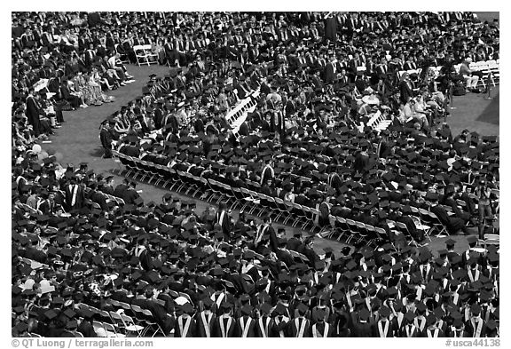 Large gathering of students in academic dress at graduation ceremony. Stanford University, California, USA (black and white)