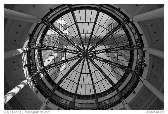 Looking up dome of atrium, Federal building. Oakland, California, USA (black and white)