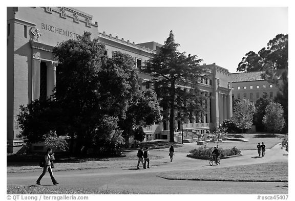 Students walking in front of Life Sciences building. Berkeley, California, USA