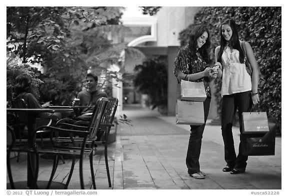 Shoppers, Stanford Shopping Center. Stanford University, California, USA