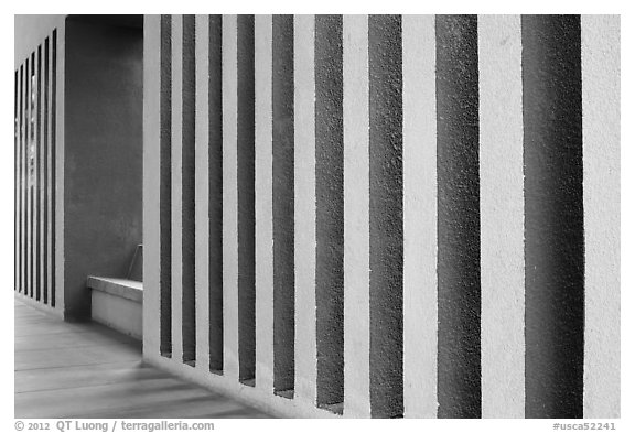 Courtyard wall detail, Schwab Residential Center. Stanford University, California, USA (black and white)
