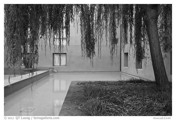 Ricardo Legorreta-designed blue courtyard, Schwab Residential Center. Stanford University, California, USA (black and white)