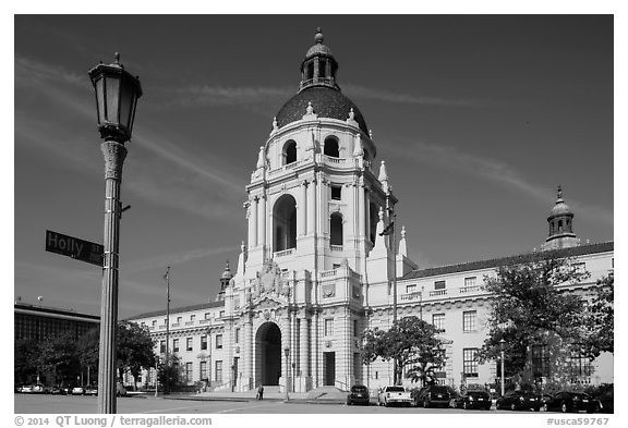 Lamp post and city hall. Pasadena, Los Angeles, California, USA (black and white)
