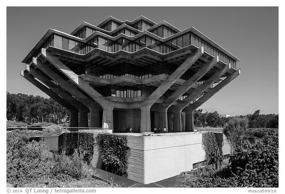 Geisel Library, in brutalist architectural style, UCSD. La Jolla, San Diego, California, USA (black and white)