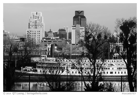 Riverboat and downtown skyline. Sacramento, California, USA (black and white)