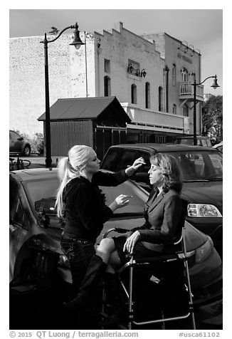 Makeup artist working on the street. Petaluma, California, USA (black and white)