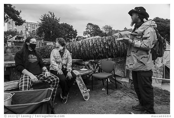 Volunteers and Peoples Park resident eating meal. Berkeley, California, USA (black and white)