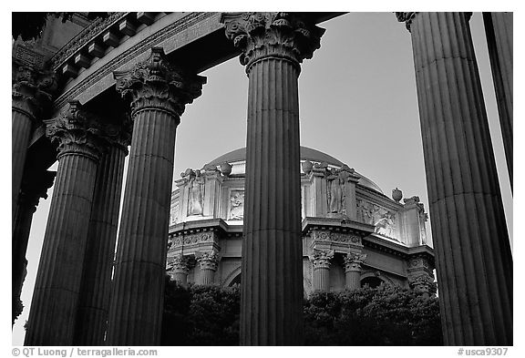 Rotunda seen through peristyle,  the Palace of Fine arts, dusk. San Francisco, California, USA (black and white)