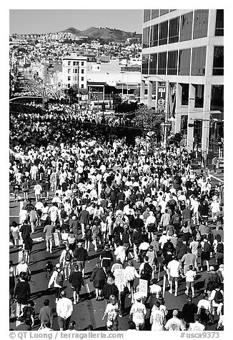 Crowds in the streets during the Bay to Breakers annual race. San Francisco, California, USA (black and white)