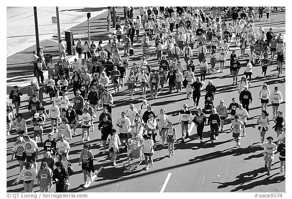 Crowds in the streets during the Bay to Breakers annual race. San Francisco, California, USA (black and white)