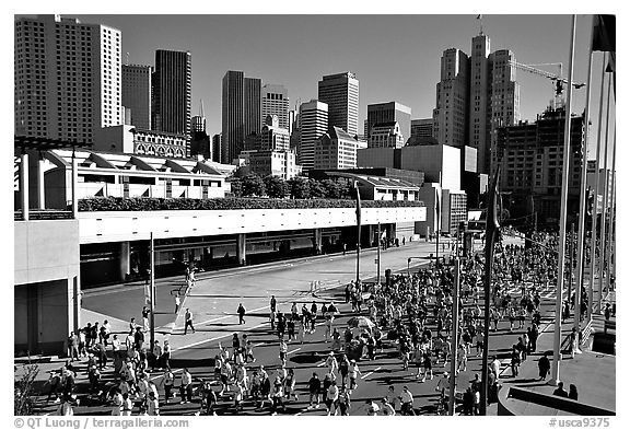 Crowded  streets during the Bay to Breakers annual race. San Francisco, California, USA (black and white)