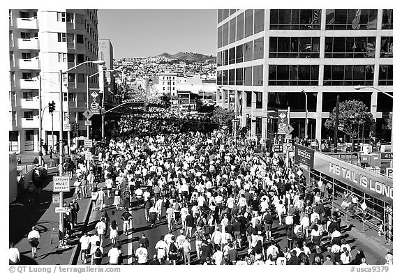 Crowds in the streets during the Bay to Breakers race. San Francisco, California, USA (black and white)