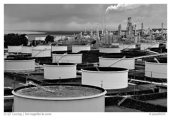 Storage citerns and piples, Oil Refinery, Rodeo. San Pablo Bay, California, USA