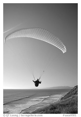 Paragliding above the ocean, the Dumps, Pacifica. San Mateo County, California, USA