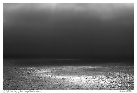 Black and White Picture/Photo: Light and fog over the Ocean. Big Sur ...