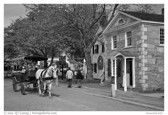 Horse carriage and bank building. Mystic, Connecticut, USA (black and white)