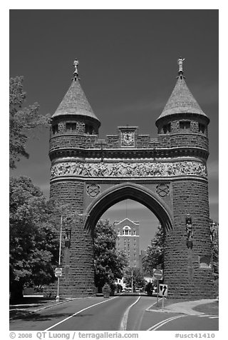 Soldiers and Sailors Memorial Arch, first triumphal arch in the United States. Hartford, Connecticut, USA (black and white)