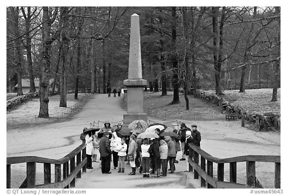 School children and memorial obelisk, Minute Man National Historical Park. Massachussets, USA
