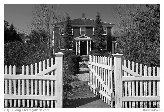 White picket fence and house, Provincetown. Cape Cod, Massachussets, USA (black and white)