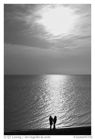 Couple and late afternoon sun, Herring Cove Beach, Cape Cod National Seashore. Cape Cod, Massachussets, USA (black and white)