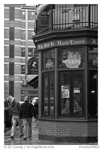 Tavern, oldest in the country. Boston, Massachussets, USA (black and white)
