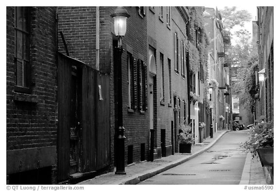 Narrow street on Beacon Hill. Boston, Massachussetts, USA (black and white)