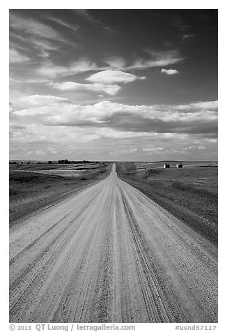 Gravel road. North Dakota, USA (black and white)