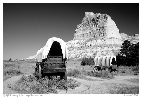 Old wagons and bluff. Scotts Bluff National Monument. Nebraska, USA (black and white)