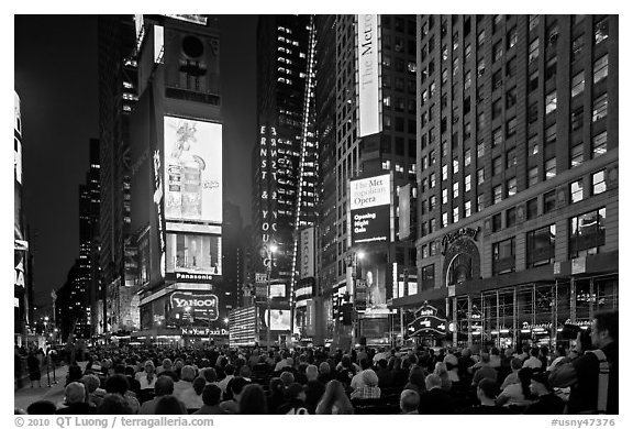 Crowds on Met Opera opening night, Times Square. NYC, New York, USA