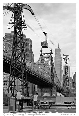 Roosevelt Island, Queensboro bridge, and tramway. NYC, New York, USA