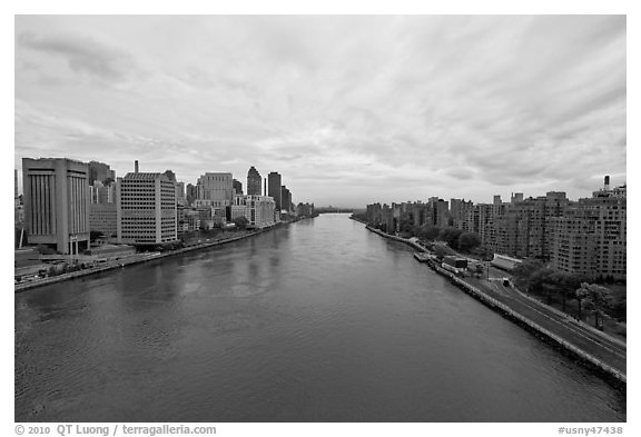 Hudson River between Manhattan and Roosevelt Island. NYC, New York, USA (black and white)