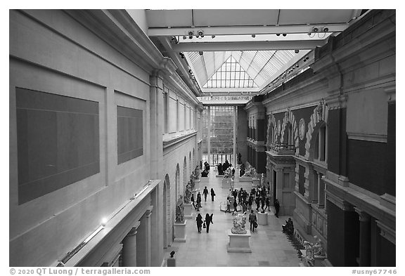 Gallery from above, Metropolitan Museum of Art. NYC, New York, USA (black and white)