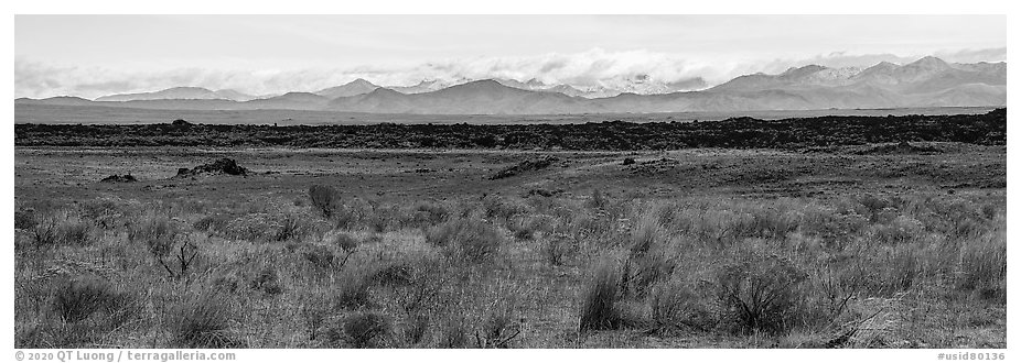 Laidlaw kapuka and Pioneer Mountains. Craters of the Moon National Monument and Preserve, Idaho, USA (black and white)