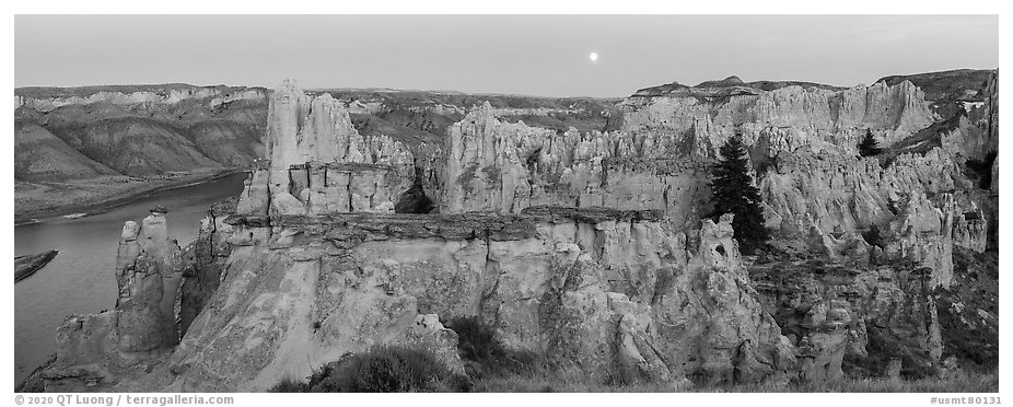 Pinnacles near Hole-in-the-Wall. Upper Missouri River Breaks National Monument, Montana, USA (black and white)