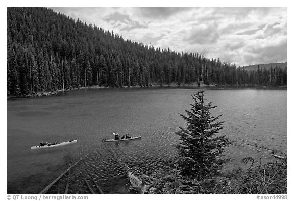 Kayaks on emerald waters, Devils Lake, Deschutes National Forest. Oregon, USA