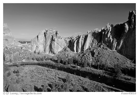 Crooked River and Dihedrals. Smith Rock State Park, Oregon, USA (black and white)