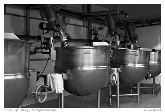 Food boilers, Liberty Orchards factory, Cashmere. Washington (black and white)