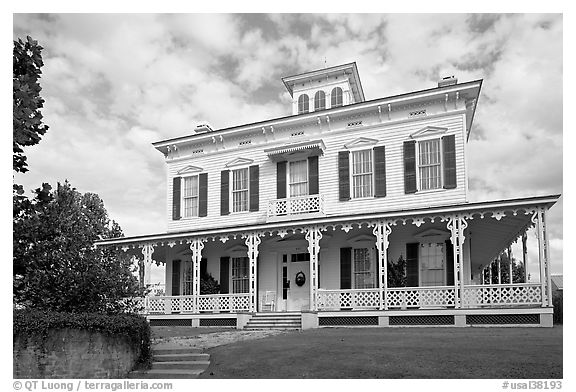 House with porch all around. Montgomery, Alabama, USA