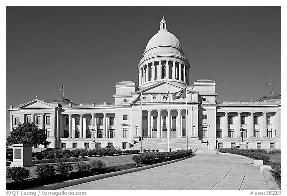 Walkway leading to the Arkansas Capitol. Little Rock, Arkansas, USA