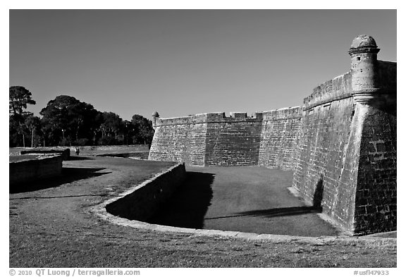 Coquina walls of historic fort, Castillo de San Marcos National Monument. St Augustine, Florida, USA (black and white)