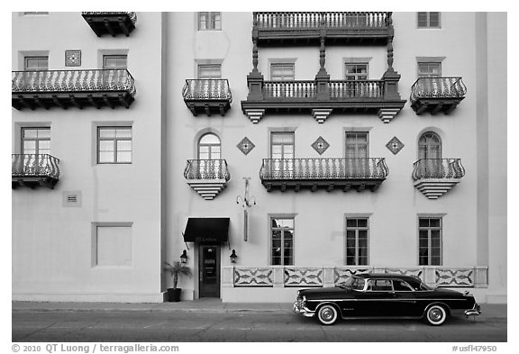 Classic car and hotel facade. St Augustine, Florida, USA (black and white)