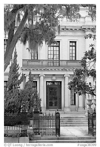 Mansion facade. Savannah, Georgia, USA (black and white)