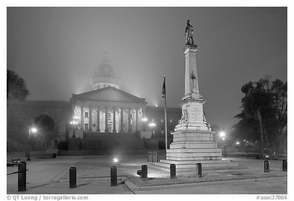 Monument to Confederate soldiers and state capitol at night. Columbia, South Carolina, USA (black and white)