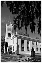 Tabernacle Baptist Church with hanging spanish moss and Robert Smalls memorial. Beaufort, South Carolina, USA (black and white)
