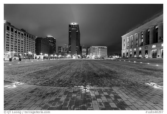 Bicentenial Park and old courthouse by night. Nashville, Tennessee, USA (black and white)